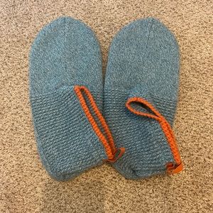 Bombas Men’s (size large) gripper slippers